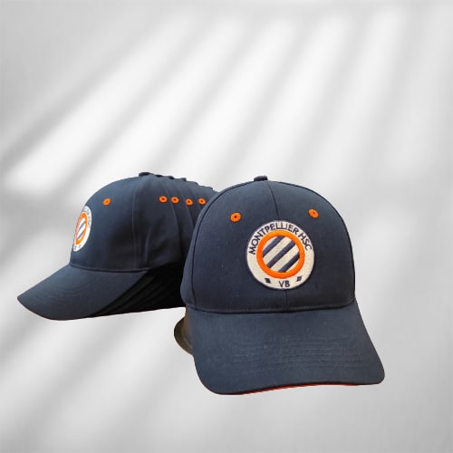 Casquettes bleu marine Montpellier HSC avec logo brodé orange et blanc, vue de face et de profil.