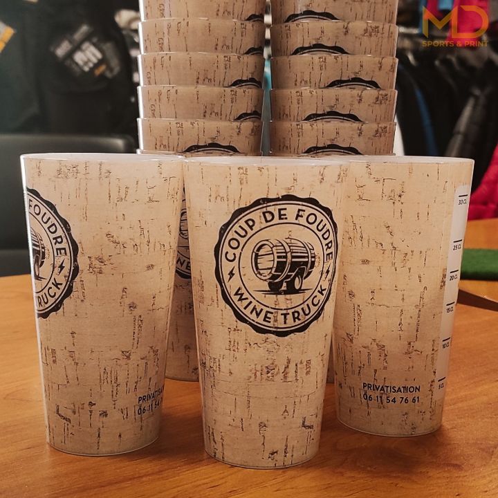 Gobelets réutilisables effet liège personnalisés. Logo noir "Coup de Foudre Wine Truck" avec tonneau. Contact privatisation 06 11 54 76 61.
