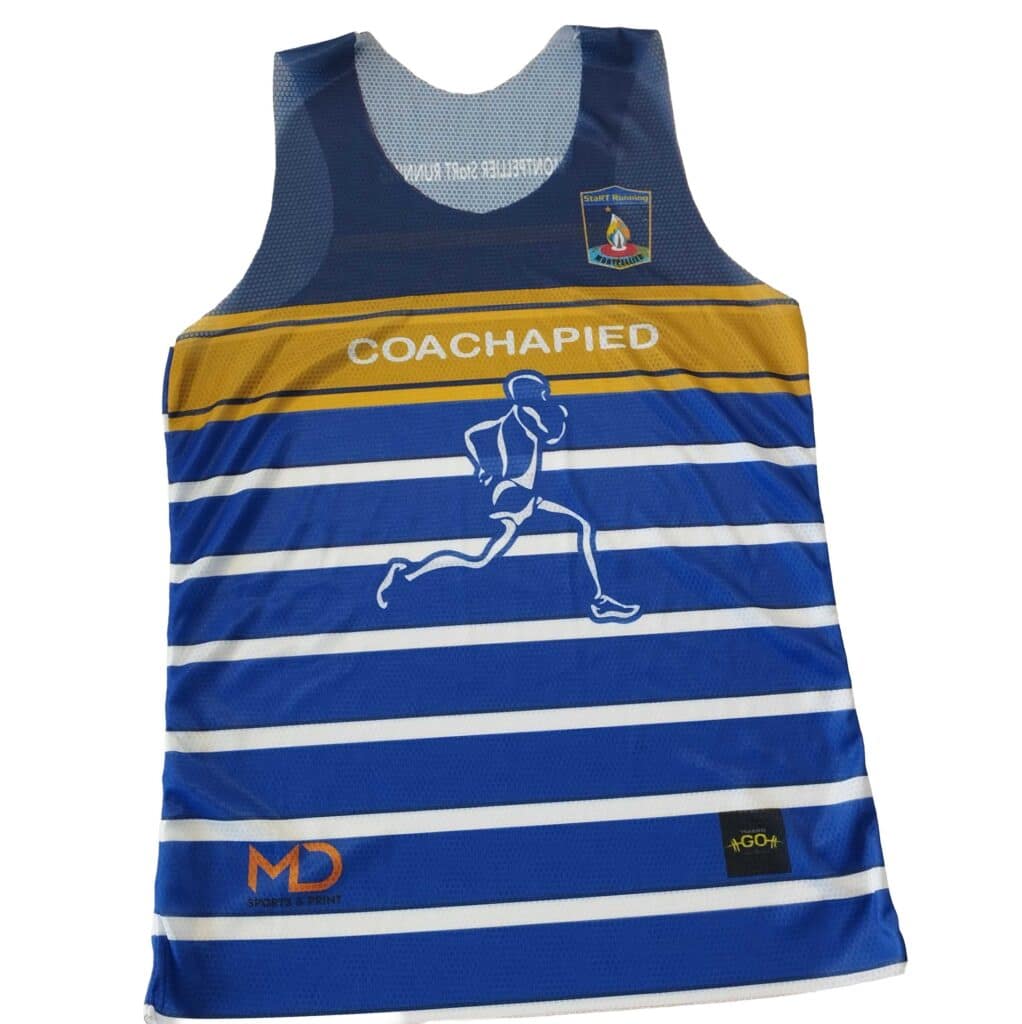 Débardeur running bleu rayé avec bande jaune et texte "COACHAPIED". Silhouette d'un coureur. Logos StArT Running Montpellier.