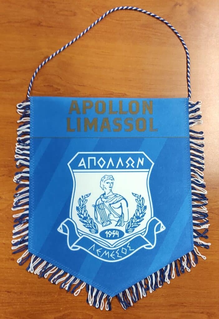 Fanion bleu Apollon Limassol avec emblème du dieu Apollon, texte APOLLON LIMASSOL et fondation 1954.