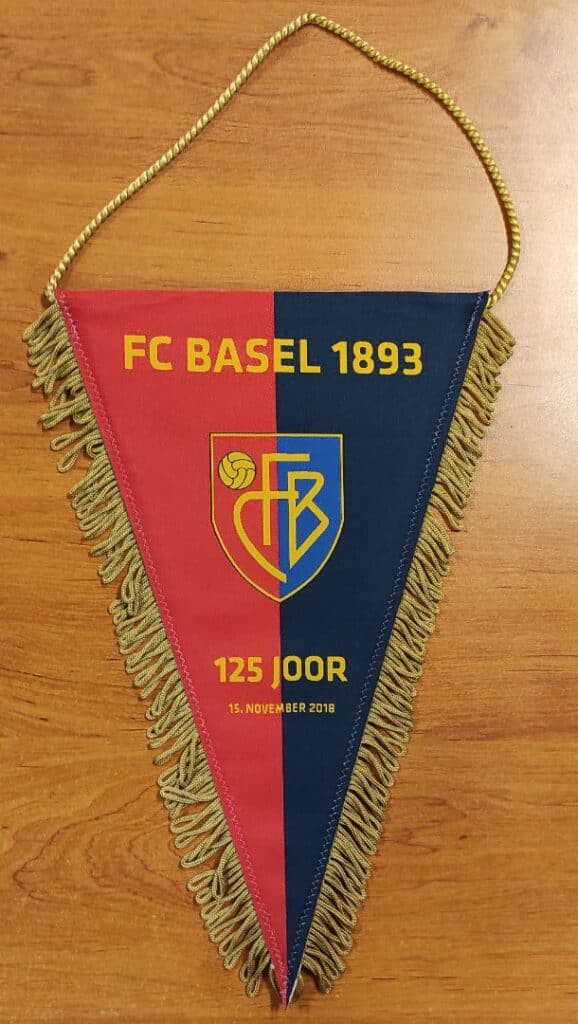 Fanion FC Basel 1893 rouge et bleu avec logo, célébrant 125 Joor le 15 novembre 2018, franges dorées.