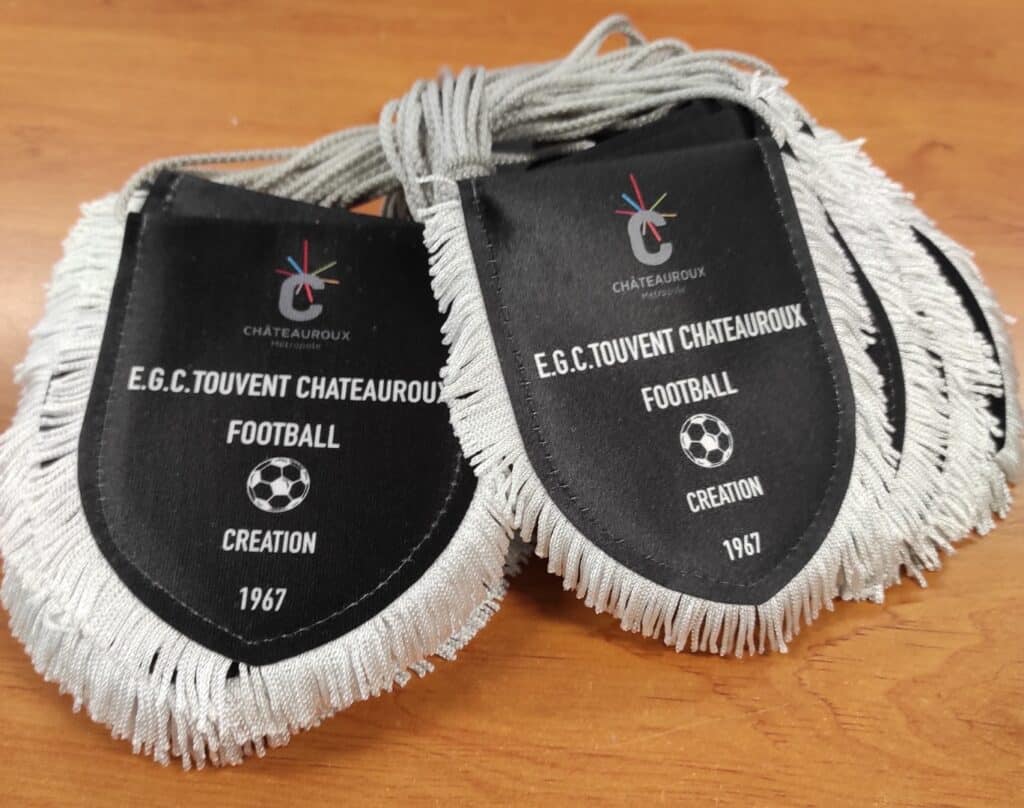 Fanions noirs E.G.C. Touvent Châteauroux Football avec franges blanches et logo du club, création 1967.