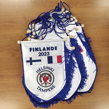 Fanions Finlande 2023, drapeaux finnois et français, Paris Hockey Club, Helsinki et Tampere avec franges bleues.