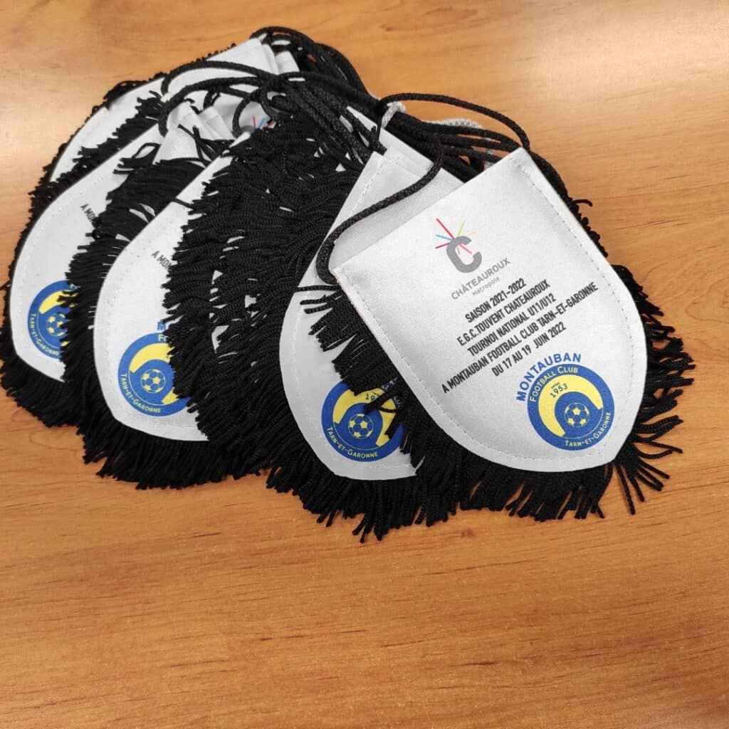 Fanions blancs à franges noires du Montauban Football Club pour le tournoi U11/U12 à Châteauroux en juin 2022.