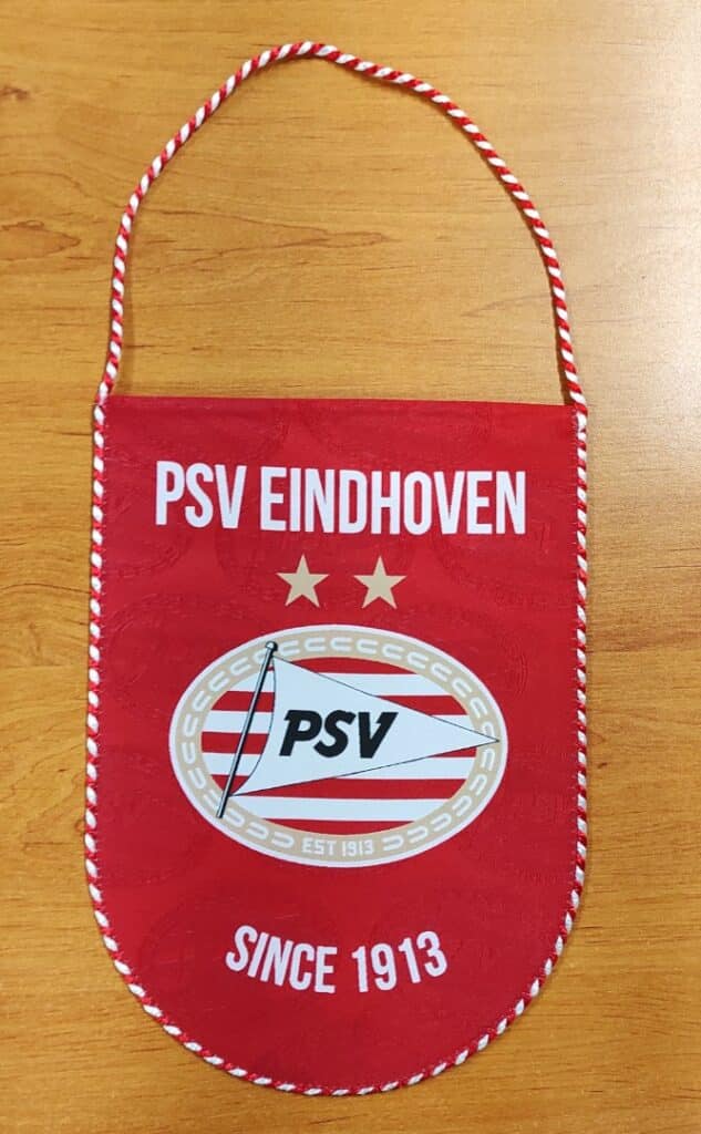 Fanion rouge PSV Eindhoven avec logo, deux étoiles et texte Since 1913. Bordure tressée rouge et blanche.