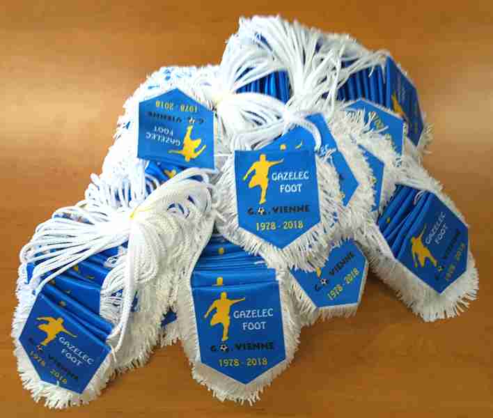 Pile de fanions bleus commémoratifs Gazélec Foot Vienne 1978-2018 avec franges blanches pour le 40e anniversaire.