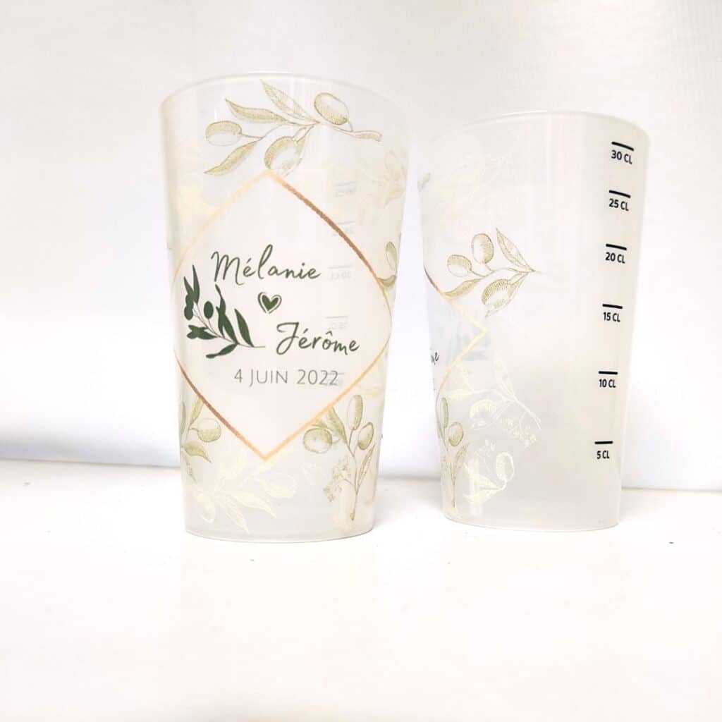 Gobelets de mariage personnalisés Mélanie et Jérôme 4 juin 2022, motifs olivier dorés et graduations.