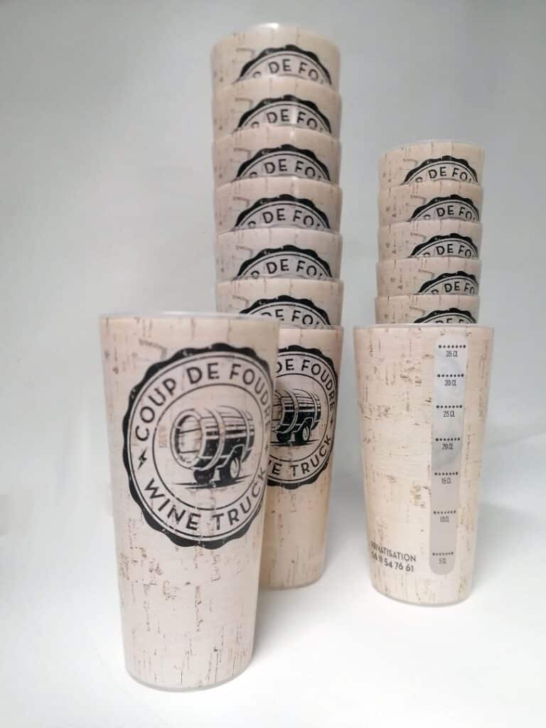 Gobelets réutilisables Coup de Foudre Wine Truck, motif liège avec graduations de 5 à 35 cl et logo tonneau.