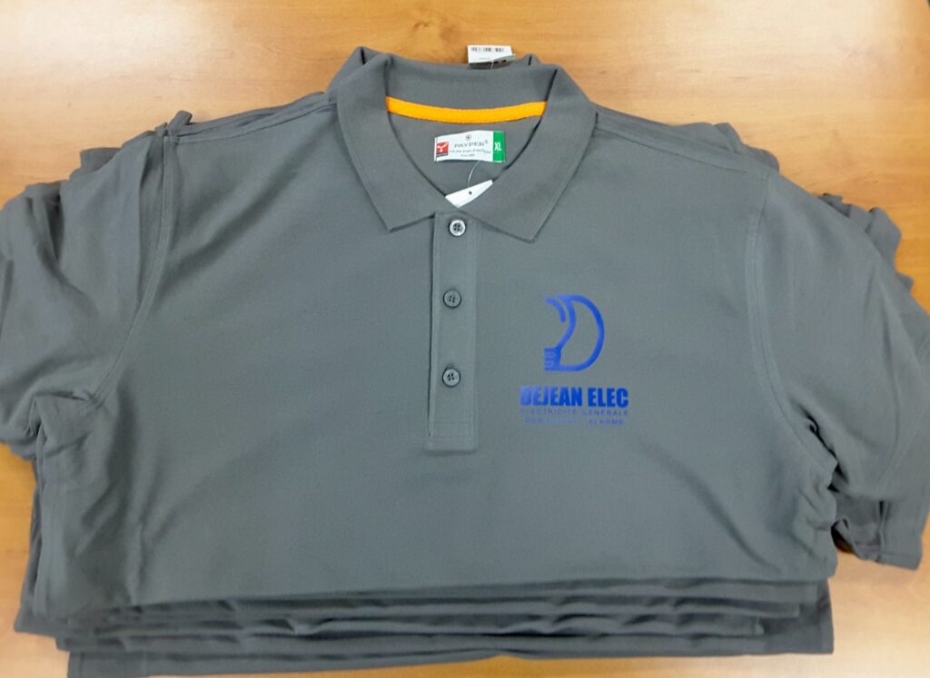 Polo gris Payper avec logo bleu Dejean Elec, spécialisé en électricité générale et domotique.